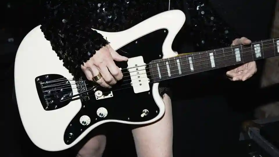 Fender lansează modelul semnătură Jazzmaster pentru artista Kim Gordon