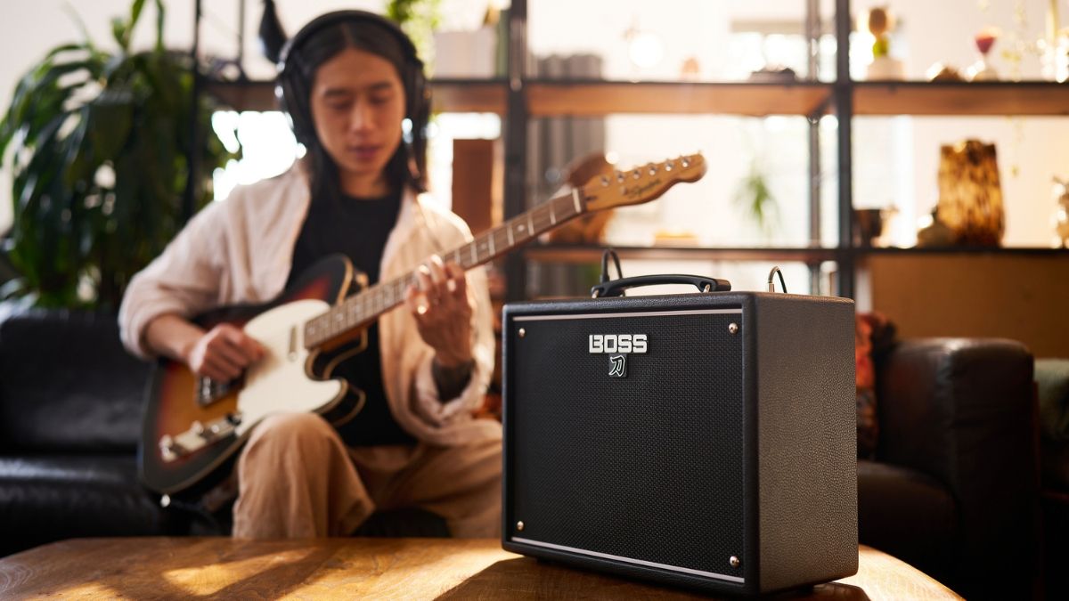 Boss lansează amplificatorul compact Katana-25 destinat studiului acasă