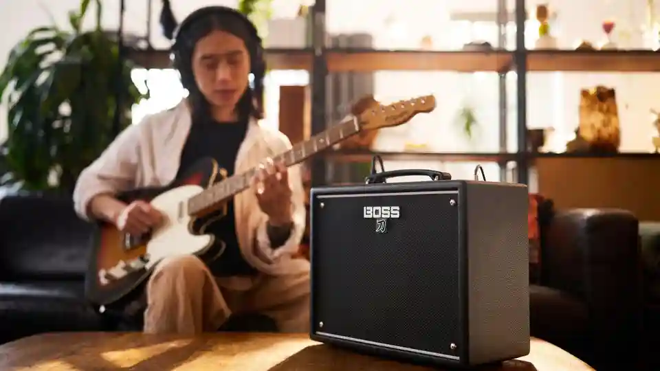 Boss lansează amplificatorul compact Katana-25 destinat studiului acasă