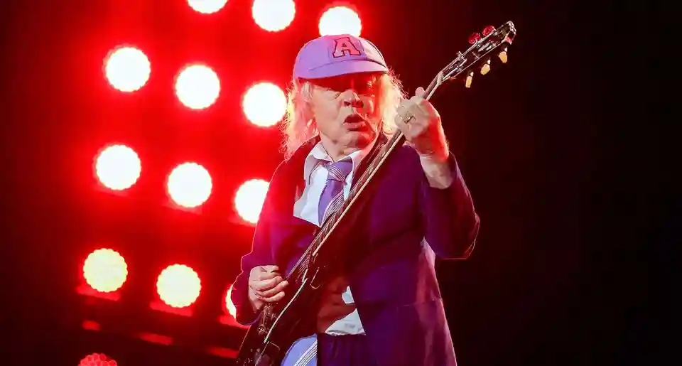 Performanța lui Angus Young (AC/DC) din Houston a stârnit discuții în mediul online