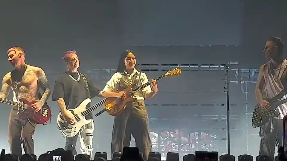 Nene Royal a urcat pe scenă alături de trupa Avenged Sevenfold în Singapore