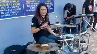 Un baterist rock a decedat în timpul unui concert după ce s-a prăbușit peste set