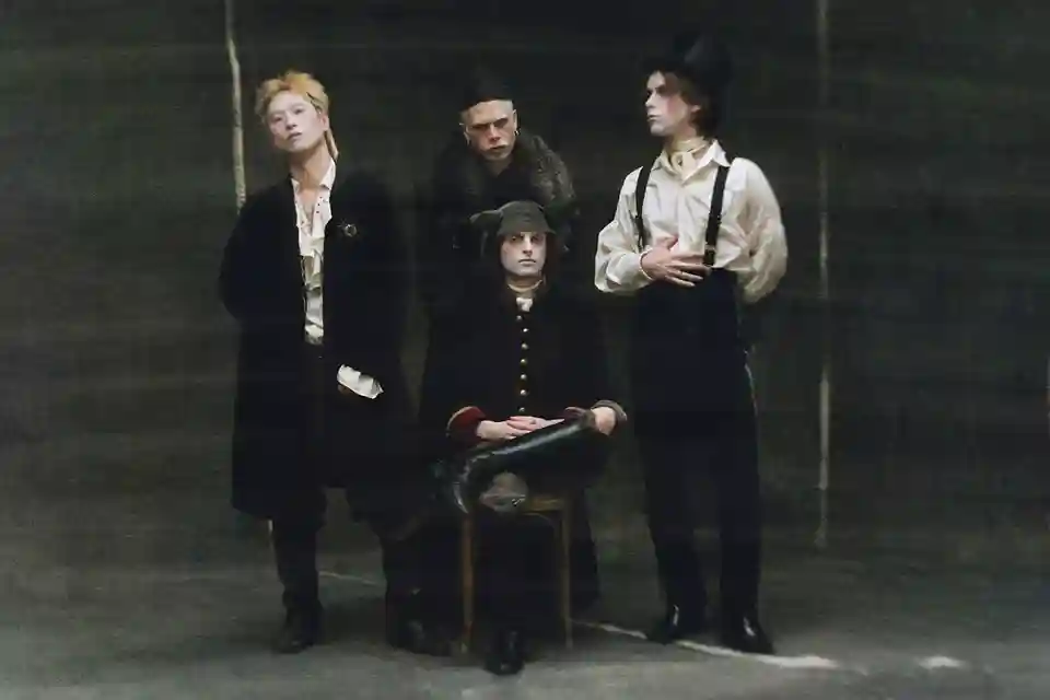 HMLTD anunță noul album „FANGS” și lansează piesa „I Used To Ride In Limousines”