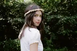 Olivia Rodrigo lansează single-ul „serena joy” și pregătește Daisy Chain Fields
