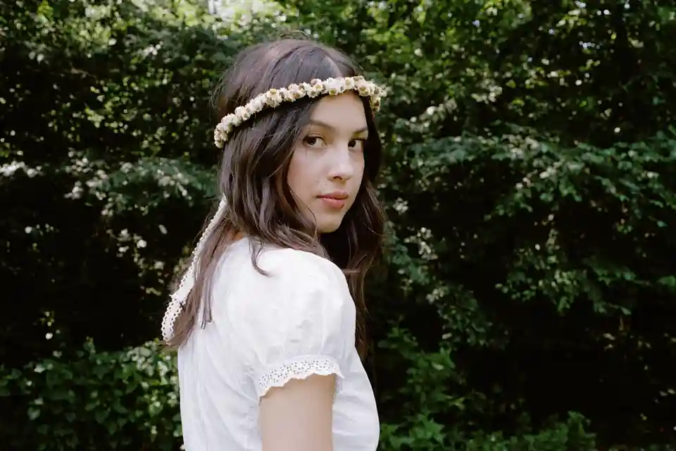 Olivia Rodrigo lansează single-ul „serena joy” și pregătește Daisy Chain Fields