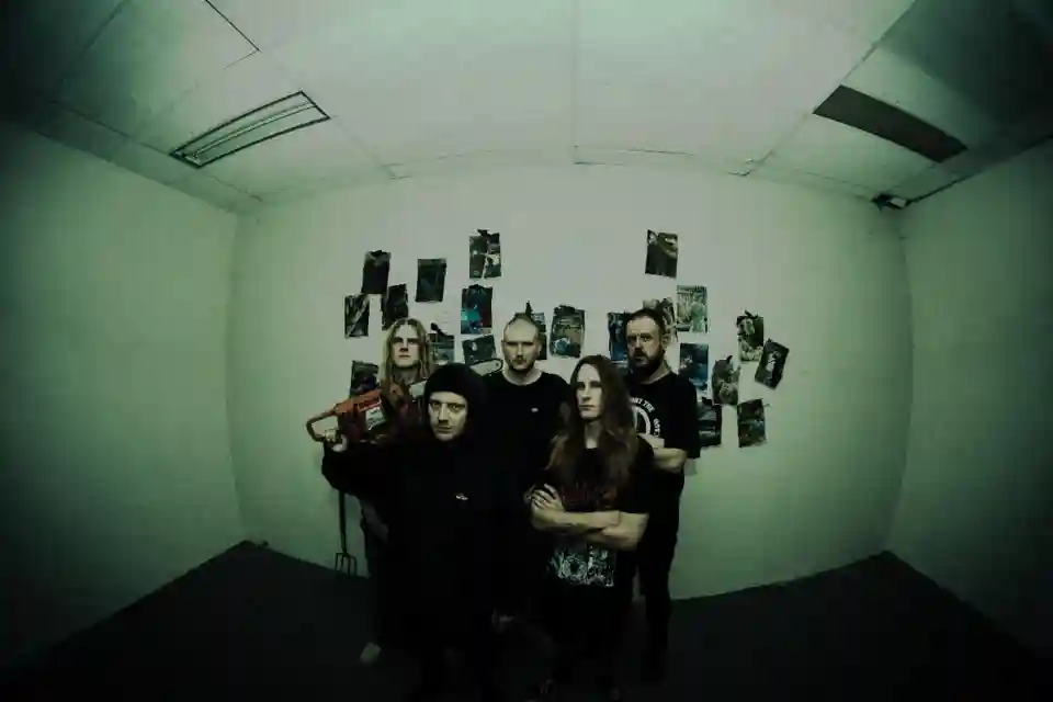 To The Grave lansează videoclipul piesei „LIFE AMONG THE SEPTICS”