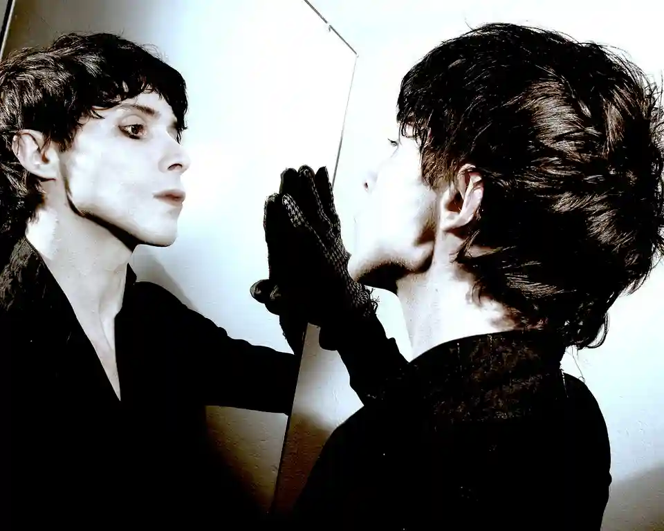 IAMX lansează videoclipul piesei Miles Deep Hollow