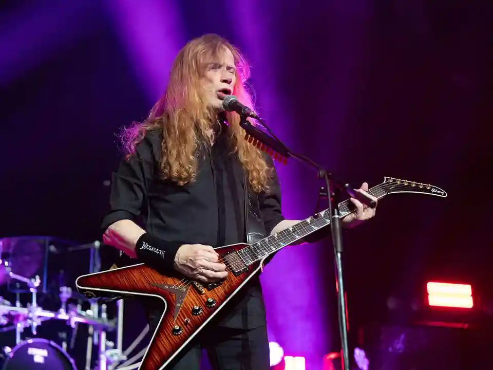 Dave Mustaine lansează memoriile In My Darkest Hour și pleacă într-un turneu de promovare
