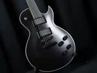 Cort lansează modelul de chitară singlecut CR300MT destinat chitiariștilor de metal
