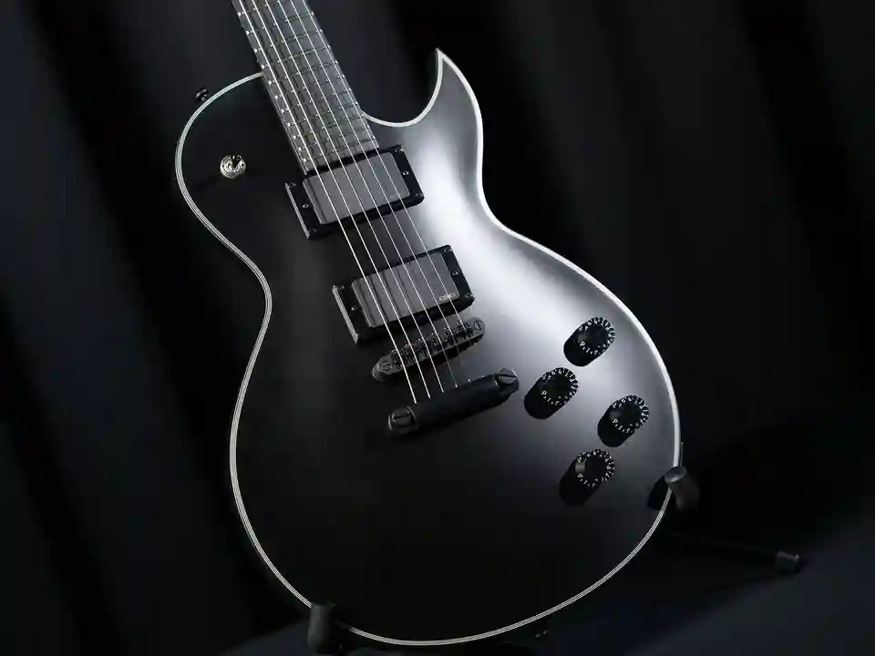Cort lansează modelul de chitară singlecut CR300MT destinat chitiariștilor de metal