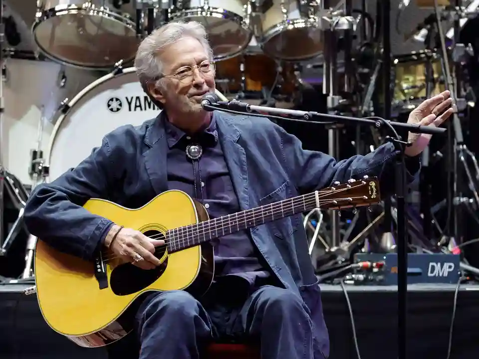 Eric Clapton explică de ce preferă să compună și să repete pe o chitară acustică