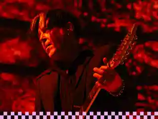 Troy Van Leeuwen explică utilizarea chitarelor cu 12 corzi în sunetul Queens Of The Stone Age