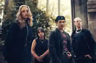 Lady Of Mars lansează single-ul Let It Burn și semnează cu FLG