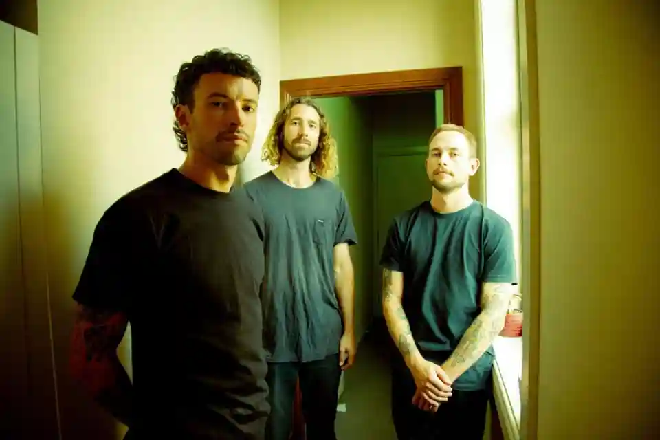 Raised As Wolves lansează single-ul „Awake Swimming”