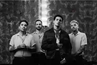Lost in Hollywood lansează single-ul „Way Too Close”