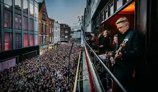 U2 marchează 50 de ani de activitate printr-o apariție surpriză la Dublin