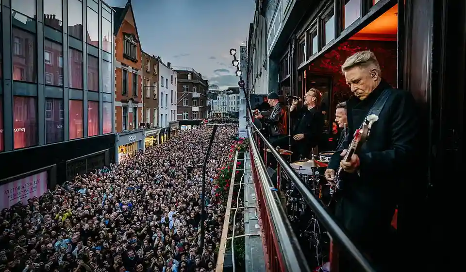 U2 marchează 50 de ani de activitate printr-o apariție surpriză la Dublin