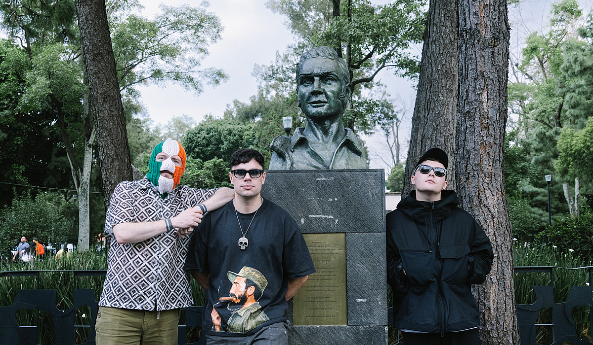 Kneecap explorează legăturile culturale și politice dintre Irlanda și Mexic