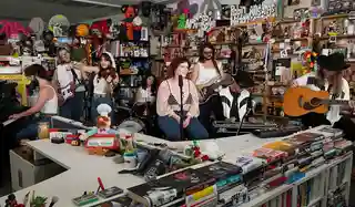 CMAT a susținut un concert în cadrul seriei NPR Tiny Desk