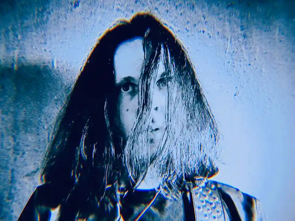 Jovi Skyler lansează albumul „Unpopular”, un material DIY influențat de grunge și punk