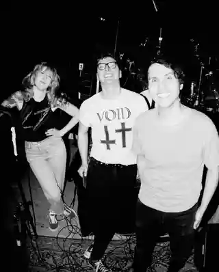 Fever Visions lansează albumul de debut „This Place Is Full of Noises”