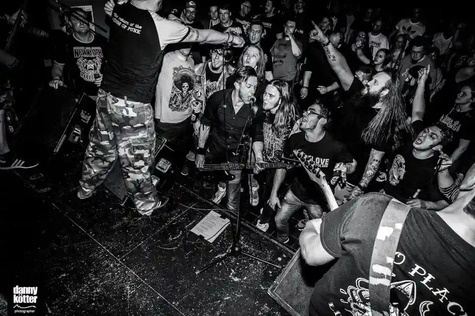 Trupa Foxglove lansează albumul „Bloodbound” și discută despre istoria sa de 35 de ani