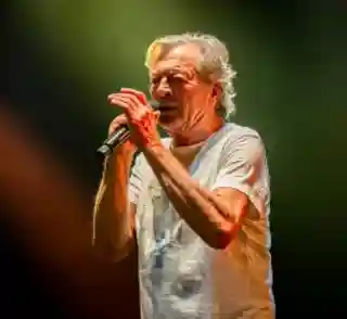 Held. lansează albumul de debut intitulat „Grey”