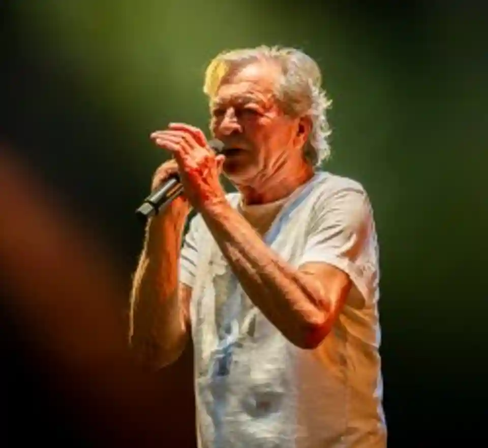 Held. lansează albumul de debut intitulat „Grey”