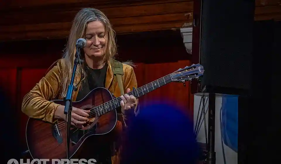 Bróna McVittie anunță lansarea noului album intitulat Supernatural