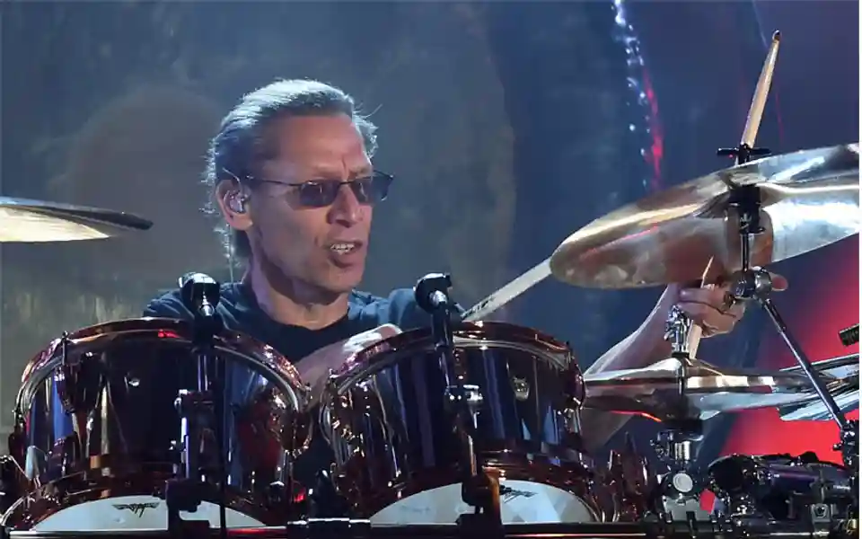 Alex Van Halen l-a numit pe Sammy Hagar „un idiot perfect”, Hagar a replicat