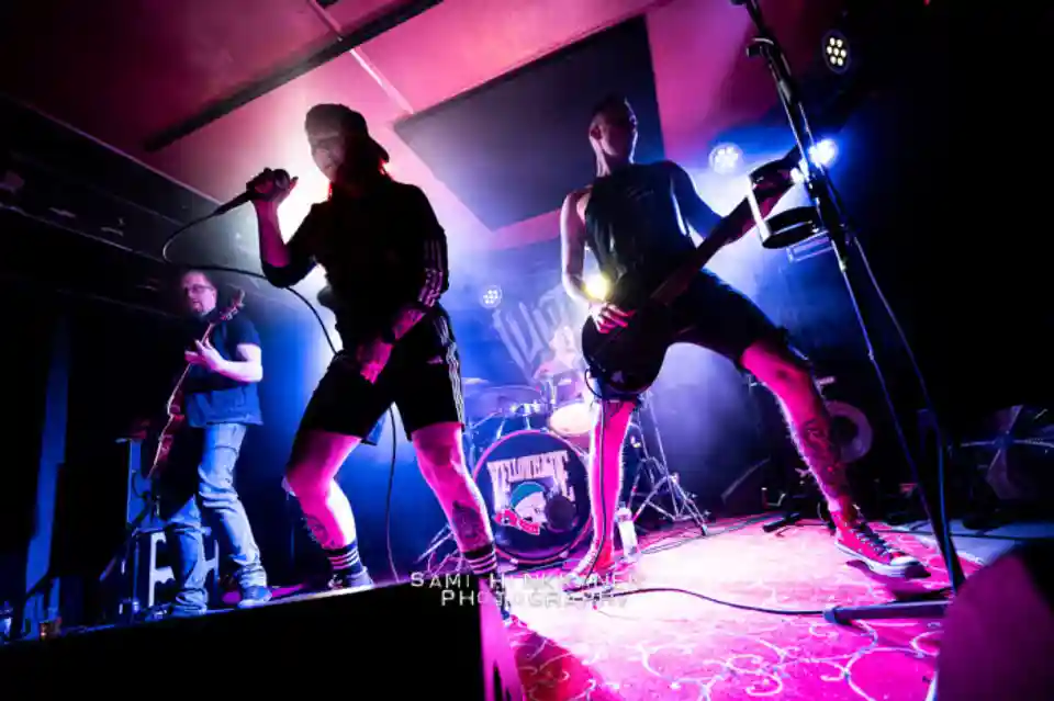 Luutarhatontut lansează albumul live Lavatanssit Live și pornește într-un turneu