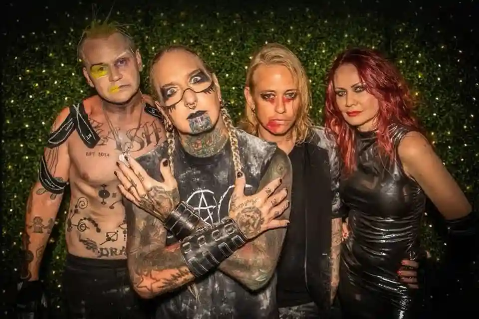Mikey „Bug” Cox, bateristul Coal Chamber, și-a rupt femurul; va fi înlocuit la concerte