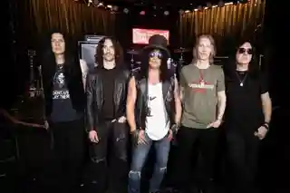 Slash a fost distins cu premiul Les Paul Spirit Award și va lansa un nou album