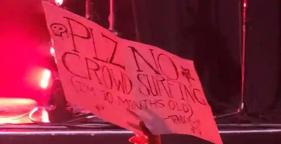 Un copil de 10 luni, prezent în zona mosh pit la concertul Sleeping With Sirens