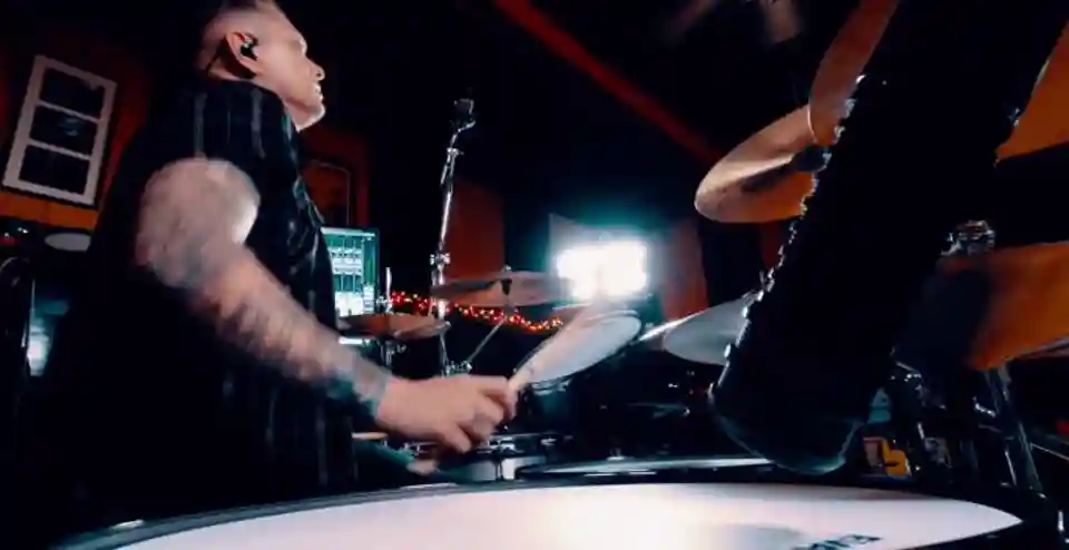 Chris Hornbrook de la Poison The Well publică un drum play-through pentru Thoroughbreds