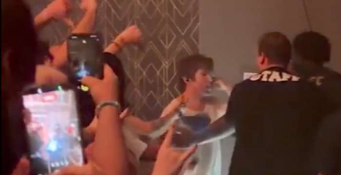 Brendan Yates de la Turnstile a oprit un concert pentru a evacua un agent de securitate