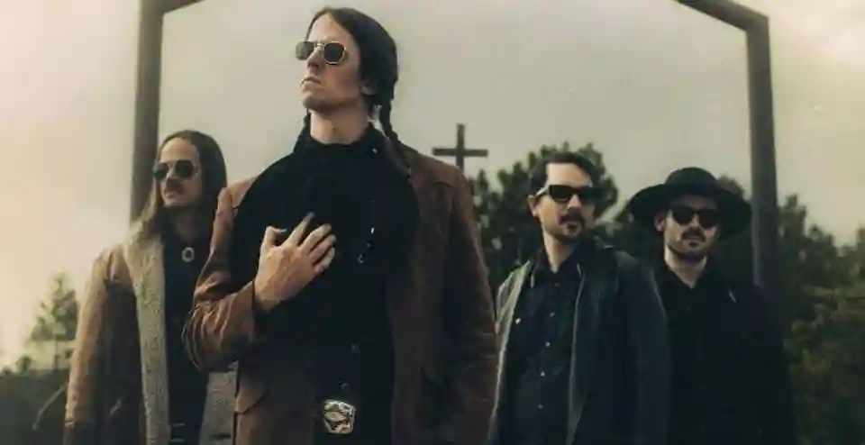 Wayfarer lansează single-ul „Grey Country” în colaborare cu Munly J Munly