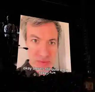 Nathan Fielder a apărut surpriză la concertul lui Noah Kahan din Vancouver