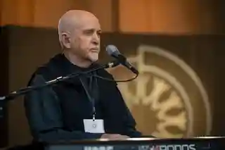 Peter Gabriel supraviețuiește apocalipsei în serialul Silo