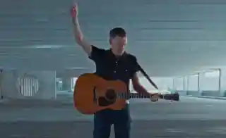 Bryan Adams lansează albumul „How’s It Goin’” și pornește într-un turneu în Spania
