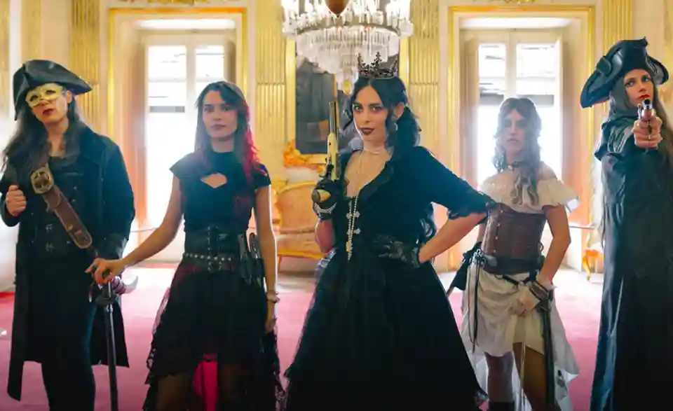 Pirate Queen lansează albumul „Travelling Around The World” și discută despre concept