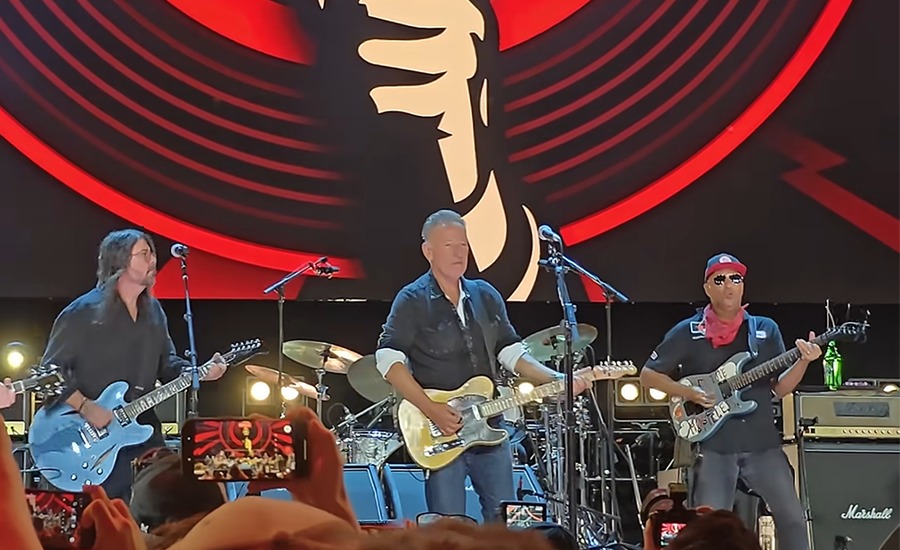 Bruce Springsteen, Dave Grohl și Tom Morello au interpretat o piesă Neil Young
