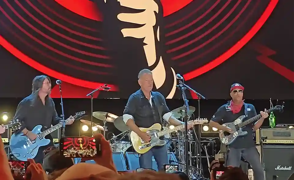 Bruce Springsteen, Dave Grohl și Tom Morello au interpretat o piesă Neil Young