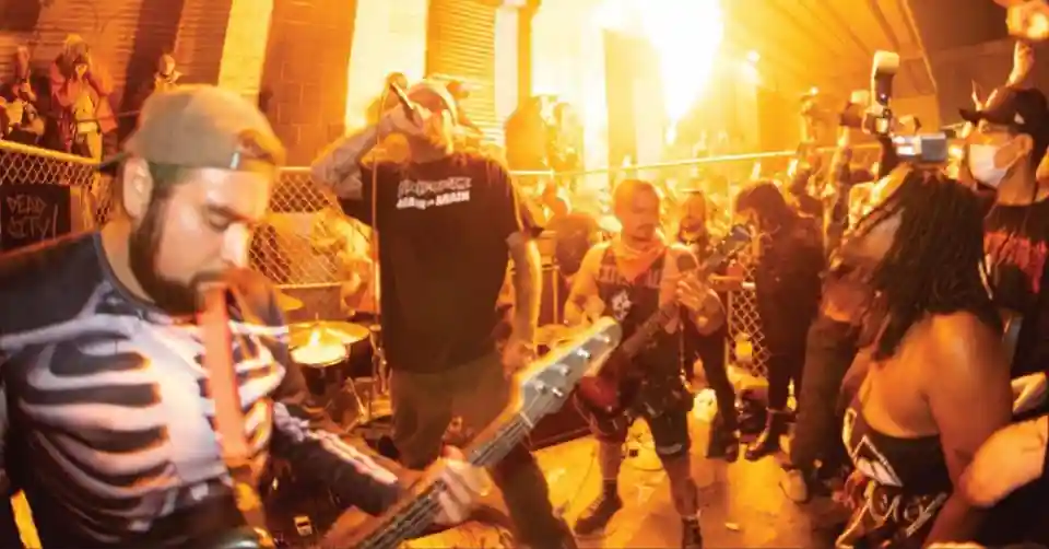 Documentarul Dead City Punx, co-produs de Zack de la Rocha, prezintă scena punk din LA