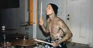 Travis Barker lansează documentarul „Louder Than Fear” despre experiențele sale