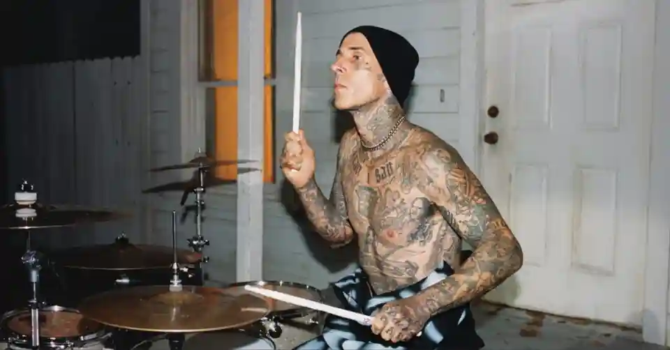 Travis Barker lansează documentarul „Louder Than Fear” despre experiențele sale