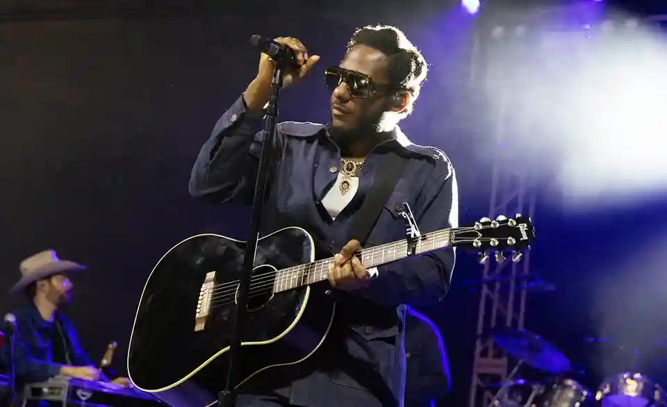 Leon Bridges explorează noi sonorități pe noul album Happiness Anytime