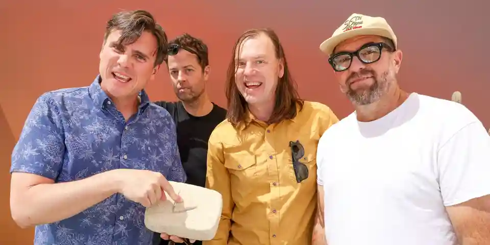 Jimmy Eat World colaborează cu biblioteca din orașul natal pentru un card dedicat