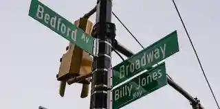 O stradă din Brooklyn a primit numele regretatului cofondator Baby’s All Right, Billy Jones