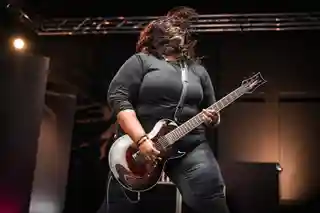 Diamond Rowe de la Tetrarch a interpretat piesa Metallica la meciul NFL de duminică